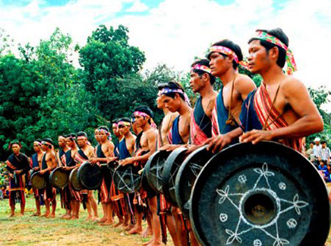 Cồng chiêng gắn bó mật thiết với cuộc sống của người Tây Nguyên, là tiếng nói của tâm linh, tâm hồn con người, để diễn tả niềm vui, nỗi buồn trong cuộc sống, trong lao động và sinh hoạt hàng ngày của họ (Ảnh: Internet). Cồng chiêng gắn bó mật thiết với cuộc sống của người Tây Nguyên, là tiếng nói của tâm linh, tâm hồn con người, để diễn tả niềm vui, nỗi buồn trong cuộc sống, trong lao động và sinh hoạt hàng ngày của họ (Ảnh: Internet).