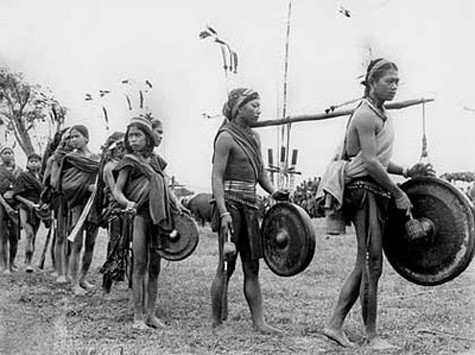 Từ bao đời nay đồng bào các dân tộc Tây Nguyên luôn tự hào nền văn hoá truyền thống lâu đời mang bản sắc rất riêng của một dân tộc có phong tục, tập quán gắn liền với một đời sống khá đặc biệt của cộng đồng mình. Không gian núi rừng bao la và hùng vĩ là môi trường không chỉ giúp họ nương tựa mà còn là thế giới siêu nhiên mang đầy bí ẩn, thế giới của đấng thần linh rất gần gũi với con người và cũng là nơi luôn thổi vào tâm hồn họ sức sống mãnh liệt, lãng mạn lạ thường… (Ảnh: Internet). Từ bao đời nay đồng bào các dân tộc Tây Nguyên luôn tự hào nền văn hoá truyền thống lâu đời mang bản sắc rất riêng của một dân tộc có phong tục, tập quán gắn liền với một đời sống khá đặc biệt của cộng đồng mình. Không gian núi rừng bao la và hùng vĩ là môi trường không chỉ giúp họ nương tựa mà còn là thế giới siêu nhiên mang đầy bí ẩn, thế giới của đấng thần linh rất gần gũi với con người và cũng là nơi luôn thổi vào tâm hồn họ sức sống mãnh liệt, lãng mạn lạ thường… (Ảnh: Internet).