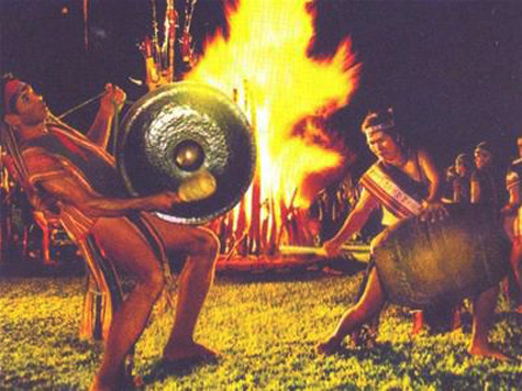 Cồng chiêng là loại nhạc khí bằng hợp kim đồng, có khi pha vàng, bạc hoặc đồng đen. Cồng là loại có núm, chiêng không núm. Nhạc cụ này có nhiều cỡ, đường kính từ 20cm đến 60cm, loại cực đại từ 90cm đến 120cm. Cồng chiêng có thể được dùng đơn lẻ hoặc dùng theo dàn, bộ từ 2 đến 12 hoặc 13 chiếc, thậm chí có nơi từ 18 đến 20 chiếc (Ảnh: Internet). Cồng chiêng là loại nhạc khí bằng hợp kim đồng, có khi pha vàng, bạc hoặc đồng đen. Cồng là loại có núm, chiêng không núm. Nhạc cụ này có nhiều cỡ, đường kính từ 20cm đến 60cm, loại cực đại từ 90cm đến 120cm. Cồng chiêng có thể được dùng đơn lẻ hoặc dùng theo dàn, bộ từ 2 đến 12 hoặc 13 chiếc, thậm chí có nơi từ 18 đến 20 chiếc (Ảnh: Internet).