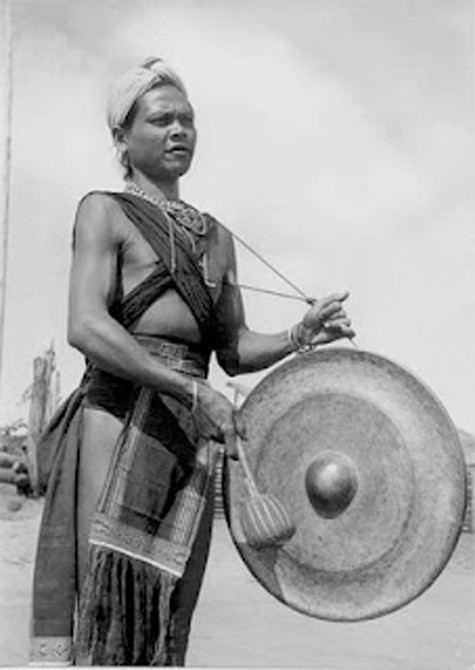 Cồng chiêng Tây Nguyên là Di sản văn hóa mang đậm dấu ấn thời gian và không gian. Từ chủng loại, phương pháp kích âm, biên chế và thang âm cho đến hệ thống bài bản và nghệ thuật diễn tấu, chúng ta sẽ bắt gặp những gì của một dải nghệ thuật đa diện từ đơn giản đến phức tạp, từ ít đến nhiều, từ đơn tuyến đến đa tuyến...(Ảnh: Internet) Cồng chiêng Tây Nguyên là Di sản văn hóa mang đậm dấu ấn thời gian và không gian. Từ chủng loại, phương pháp kích âm, biên chế và thang âm cho đến hệ thống bài bản và nghệ thuật diễn tấu, chúng ta sẽ bắt gặp những gì của một dải nghệ thuật đa diện từ đơn giản đến phức tạp, từ ít đến nhiều, từ đơn tuyến đến đa tuyến...(Ảnh: Internet)