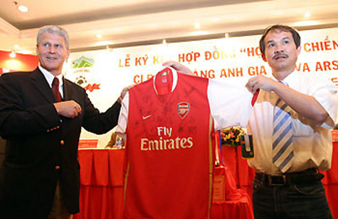 Sau đó, ông Đức có chuyến thăm lãnh địa Emirates và ký hợp đồng hợp tác chiến lược lâu dài với CLB tên tuổi xứ sương mù Arsenal (Anh quốc) khiến nhiều người ngây ngất. Một học viện đào tạo bóng đá HAGL – JMG Arsenal qui mô và hoành tráng ra đời trên mảnh rừng cao su của khu Trung tâm thể thao Hàm Rồng (Ảnh: Internnet).