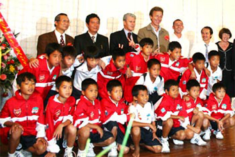 Từ năm 2001, bầu Đức đã bỏ ra mỗi năm hơn 10 tỷ đồng đầu tư cho bóng đá. Đội bóng CLB Hoàng Anh Gia Lai từng 2 lần vô địch V-League và là một trong những đội dẫn đầu bóng đá chuyên nghiệp Việt Nam. Quyết định đầu tư cho bóng đá với ý nguyện để xây dựng một “thương hiệu” Gia Lai trong tầm nhìn quốc tế (Ảnh: Internnet).