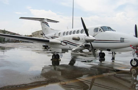 Loại máy bay dài hơn 10m và sải cánh hơn 15m này có từ một đến hai phi công, chở tối đa 11 người. Nó có thể bay liên tục 3.500 km với tốc độ nhanh nhất đạt 583 km/h. Mỗi tháng, Bầu Đức bỏ khoảng 300 triệu đồng cho chiếc phi cơ riêng.