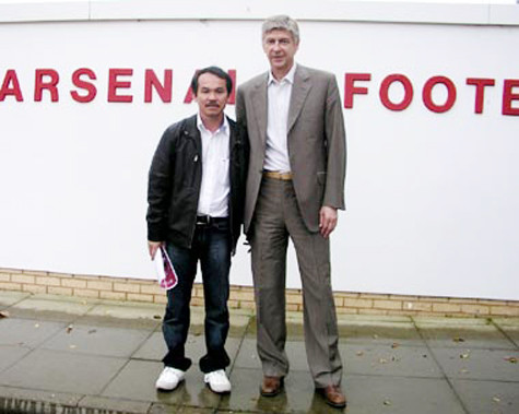 Bầu Đức cùng HLV Wenger trước trung tâm tập luyện và dùng bữa với vị HLV cực kỳ nổi tiếng tại CLB Arsenal (Ảnh: Internnet).