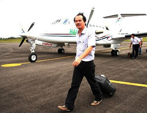 Tháng 10/2008 ông Đức là người Việt Nam đầu tiên kể từ năm 1975 sở hữu máy bay riêng. Chiếc Beechcraft King Air 350 của ông Đoàn Nguyên Đức là thế hệ máy bay mới kế tiếp King Air 350, với khả năng bay lượn trên cả tuyệt vời chiếc Beechcraft King Air 350 trị giá khoảng 7 triệu USD (khoảng 157,5 tỷ đồng). Có thể xem đây là một loại máy bay VIP hiện đại đáp ứng mọi mong muốn của các đại gia thế giới hiện nay (Ảnh: Internnet).