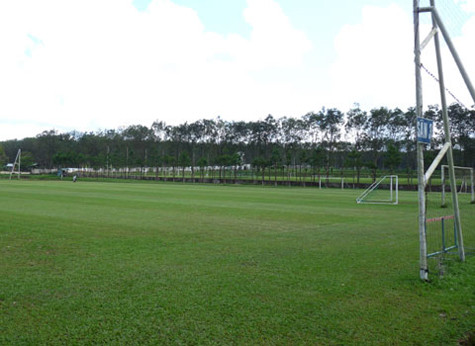 Học viện bóng đá Hoàng Anh Gia Lai Arsenal JMG có hai sân tập tiêu chuẩn quốc tế (một sân đã hoàn thành và sân còn lại chuẩn bị khởi công); hai khu nhà cao cấp - nhà ở cho học viên (8 phòng sức chứa tối đa 32 học viên), dãy nhà dành cho các chuyên gia, nhà điều hành, phòng xem tivi, phòng học tiếng Anh, massage, phòng họp, thư viện…Tổng kinh phí để xây dựng Học viện là khoảng 4 triệu USD (Ảnh: Internnet).