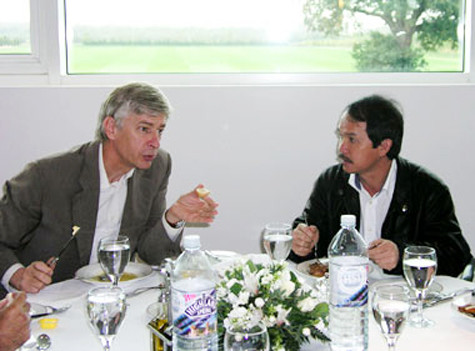 Bầu Đức cùng HLV Wenger trước trung tâm tập luyện và dùng bữa với vị HLV cực kỳ nổi tiếng tại CLB Arsenal (Ảnh: Internnet).