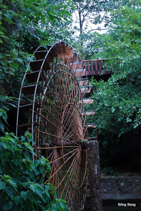 Nếu như nói rằng công cụ bằng đồng ra đời gắn với nền văn minh lúa nước ở đồng bằng, thì cũng có thể nói rằng cọn nước chính là chứng nhân của văn minh lúa nước ở vùng núi. Cọn chính là một nét bản sắc văn hoá của đồng bào miền núi (Ảnh: Internet).