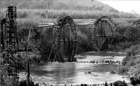 Những chiếc cọn nước giữa đại ngàn thể hiện sự khéo léo và sáng tạo của đồng bào miền núi trong công cuộc chinh phục thiên nhiên, là một nông cụ hữu ích, một cỗ máy thân thiện với môi trường, vận hành liên tục không cần ngơi nghỉ (Ảnh: Internet).