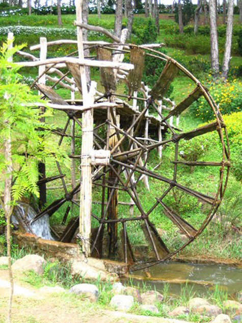 Tùy theo dòng chảy và yêu cầu lấy nước, người ta sẽ đặt nhiều hay ít các cọn nước liên tục, có những dòng suối có đến vài chục cái lớn nhỏ (Ảnh: Internet).