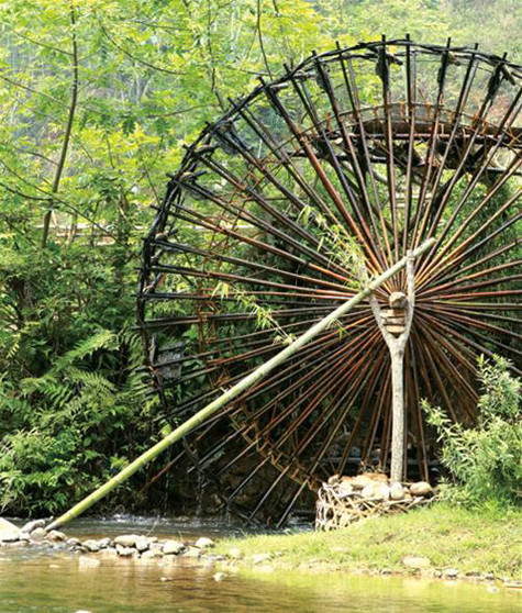 Nơi tiếp giáp của các nan hoa bên trong cọn nước, người ta cài tiếp hai vòng hai bên điểm tiếp giáp để lực giữ cọn nước được khỏe. Đầu cọn nước sẽ cài những quạt đan để nước đập vào đó và kề luôn đó là những ống bương múc nước, rồi liên tục chuyền nước vào hệ thống máng (Ảnh: Internet).