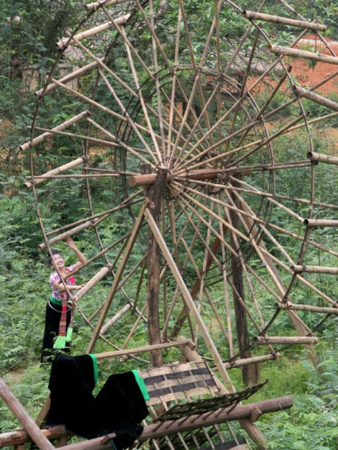 Trước khi đặt cọn nước, người ta phải đắp những con đập nhỏ. Đập cấu tạo bằng hàng cọc tre, đóng chắc xuống lòng suối theo hình vòng cung, chắn ngang dòng chảy. Mặt đập thưa, cao gần một mét bện bằng cỏ guột, một loài cỏ cứng rất bền khi ngâm nước. Đập không chặn hoàn toàn mà chỉ hướng một phần thế năng của dòng chảy về phía cọn nước (Ảnh: Internet).