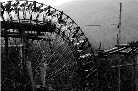 Hình ảnh chiếc cọn là những gì thô sơ, truyền thống của kinh nghiệm xa xưa còn để lại. Phần lớn người dân tộc vùng cao, đã sử dụng cọn nước không nhớ nổi cọn nước có từ bao giờ, chỉ biết khi họ được sinh ra, người còn thấp hơn cây chuối non sau nhà thì đã thấy nó quay chậm chạp, đều đều và tạo ra tiếng nước chảy róc rách (Ảnh: Internet).