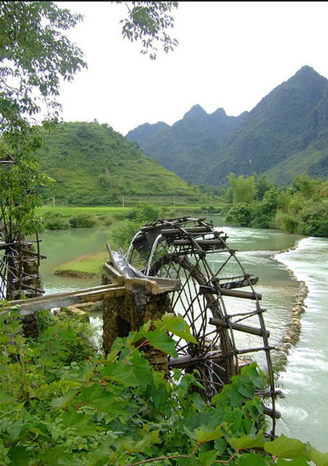 Để cố định và giữ cho chiếc cọn được chắc chắn, người ta dùng tre và vầu kết hai vòng lớn làm đường kính bánh quay của cọn nước và những nan hoa nối chéo từ trục sang hai vòng bánh, tức là nan hoa từ điểm trục bên này vắt chéo qua vòng bên kia (Ảnh: Internet).