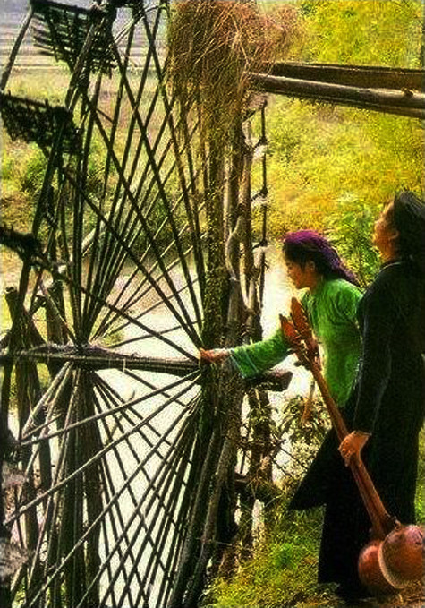 Bên chiếc cọn thân thương, đã có bao đôi lứa nên vợ nên chồng sau những đêm trăng hẹn hò. Cọn cũng là nút thắt sợi tình đoàn kết bản trên làng dưới thêm thắm đượm. Mỗi khi mùa vụ đến bà con lại gọi nhau ra suối dựng cọn dẫn nước về (Ảnh: Internet).