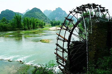 Trước khi đặt cọn nước, người ta phải đắp những con đập nhỏ. Đập cấu tạo bằng hàng cọc tre, đóng chắc xuống lòng suối theo hình vòng cung, chắn ngang dòng chảy. Mặt đập thưa, cao gần một mét bện bằng cỏ guột, một loài cỏ cứng rất bền khi ngâm nước. Đập không chặn hoàn toàn mà chỉ hướng một phần thế năng của dòng chảy về phía cọn nước (Ảnh: Internet).