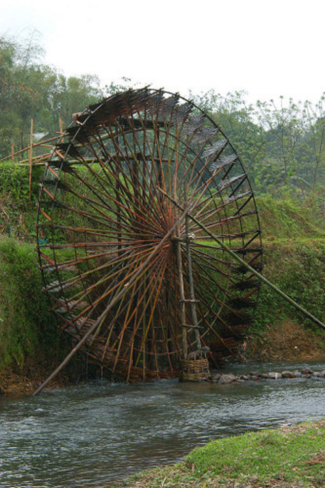 Bình minh lên khi trời còn mờ sương, tiếng cọn nước như lời thủ thỉ của núi rừng đánh thức bản làng. Hoàng hôn xuống, tiếng cọn nước du dương, êm ái như tiếng đàn, xoa bớt nỗi mệt nhọc của người nông dân sau một ngày lao động vất vả (Ảnh: Internet).
