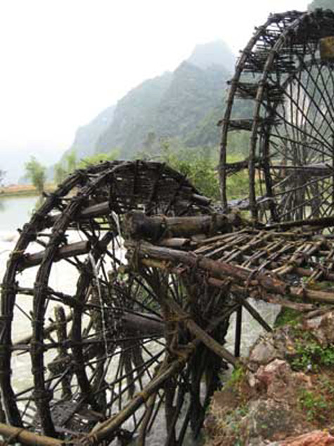 Bình minh lên khi trời còn mờ sương, tiếng cọn nước như lời thủ thỉ của núi rừng đánh thức bản làng. Hoàng hôn xuống, tiếng cọn nước du dương, êm ái như tiếng đàn, xoa bớt nỗi mệt nhọc của người nông dân sau một ngày lao động vất vả (Ảnh: Internet).