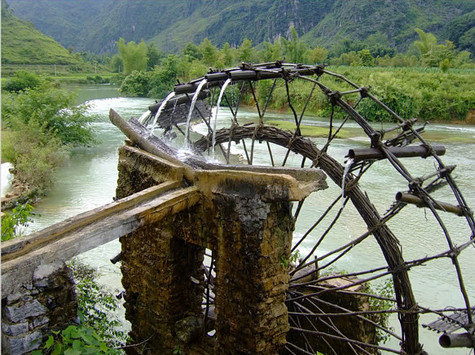 Với người vùng cao, chiếc cọn nước cũng có tên có tuổi. Tên của chiếc cọn nước thường gắn liền với tên khúc suối hay tên người khai sinh ra nó. Cho nên hình ảnh những chiếc cọn nước rất tự nhiên đã ám ảnh tuổi thơ của biết bao thế hệ (Ảnh: Internet).