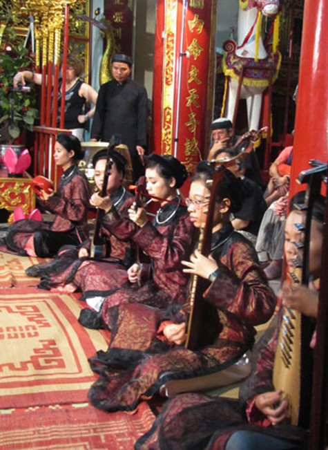 Hát ca trù phải có đào hát với giọng khỏe, trầm và sang. Nhạc đệm cho người hát gồm có chiếc đàn đáy, chiếc trống con (trống khẩu), gọi là trống chầu và chiếc phách, gọi là cỗ phách do người hát điều khiển. Ngay giọng hát cũng vậy, phải rèn luyện công phu từ nhỏ mới giữ được “hơi trong” và buông được “hơi ngoài” trong nghệ thuật ém, nhấn, nhả. Hát ca trù không giống với các loại hình dân ca khác mà phải hát ngậm miệng nhưng tròn vành rõ chữ, hát như “đổ châu, nhả ngọc.” Người hát ca trù vừa hát vừa gõ phách (Ảnh: Internet).