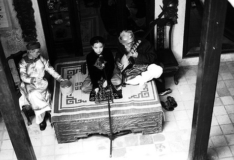 Ca trù độc đáo ở không gian nghệ thuật riêng, nhạc cụ và thể thơ riêng biệt. Theo các nghệ nhân dân gian, ca trù có 56 thể thức hoặc giai điệu khác nhau, mỗi loại này được gọi là thể cách. Kỹ thuật hát rất tinh tế, công phu như thể ca sĩ nắn nót, trau chuốt từng chữ. Nhạc cụ được tinh giản với sự tương phản âm sắc đã làm tôn vẻ đẹp của từng thành phần tham gia hoà tấu (Ảnh: Internet).