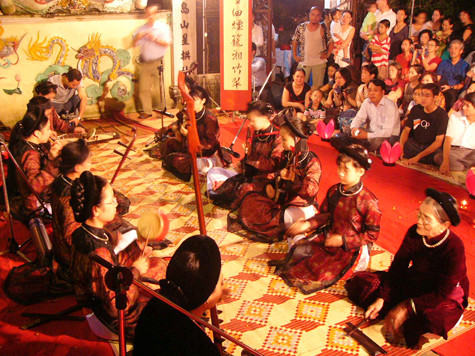 Vì là nghệ thuật âm nhạc thính phòng, không gian trình diễn ca trù có phạm vi tương đối nhỏ. Đào hát ngồi trên chiếu ở giữa. Kép và quan viên ngồi chếch sang hai bên. Khi bài hát được sáng tác và trình diễn ngay tại chỗ thì gọi là "tức tịch," nghĩa là "ngay ở chiếu" (Ảnh: Internet).