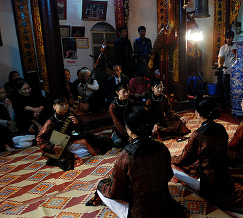 Nghệ thuật hát ca trù mang sắc thái độc đáo, đặc sắc riêng có ở Việt Nam và của cả nhân loại. Trên thế giới, ít có một bộ môn nghệ thuật nào mà chỉ có ba người cùng với nhạc cụ đàn đáy, cỗ phách, trống chầu phối hợp lại mà thành cả thơ, nhạc, tiết tấu, thể điệu… làm mê hoặc lòng người như ca trù (Ảnh: Internet).