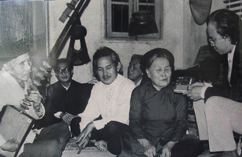 Bên cạnh đó, khi nhắc đến nghệ thuật hát ca trù thì chắc không thể không nhắc đến lớp nghệ nhân với những tên tuổi đã trở thành huyền thoại trong lịch sử ca trù Việt Nam như: NSND Quách Thị Hồ, Phạm Thị Mùi, Nguyễn Thị Chúc, Phó Thị Kim Đức, Chu Văn Du, Phó Đình Kỳ,... là những người đã tâm huyết giành trọn cả cuộc đời của mình để gìn giữ và phát triển nghệ thuật hát ca trù (Ảnh: Internet).