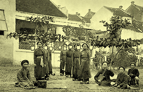 Hát “ả đào,” hát “cô đầu” đều là tên gọi cho nghệ thuật ca trù. Ngày xưa, hát ở cửa đền có lệ hát thẻ. Thẻ gọi là trù, làm bằng mảnh tre ghi chữ, đánh dấu, dùng để thưởng ả đào thay cho tiền mặt. Khi hát, quan viên thị lễ ngồi hai bên, một bên đánh chiêng và một bên đánh trống. Chỗ nào ả đào hát hay, bên trống thưởng một tiếng chát, bên kia đánh một tiếng chiêng rồi thưởng luôn cho một cái trù. Sau buổi hát, đào kép cứ theo trù thưởng mà lĩnh tiền (Ảnh: Internet).