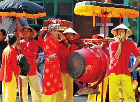 Để biểu đạt những ý tưởng và triết lý dân gian, Hội Gióng có dàn vai diễn hết sức phong phú và độc đáo. Ví dụ, các ông “Hiệu” là hệ thống tướng lĩnh của ông Gióng; “Phù Giá”, đội quân chính quy của ông Gióng; các “Ông Hổ”, đội quân tổng hợp; “Làng áo đen”, đội dân binh; “Cô Tướng”, tượng trưng các đạo quân xâm lược… (Ảnh: Internet).