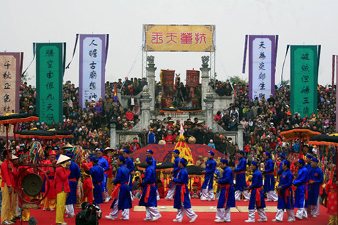 Lễ hội Gióng còn phản ánh đời sống của các cư dân nông nghiệp trồng lúa nước, tín ngưỡng phồn thực... Nhiều trò diễn xướng dân gian trong lễ hội Gióng cũng được lưu truyền đến ngày hôm nay. Lễ hội diễn ra ở làng Phù Đổng - nơi Thánh Gióng sinh ra, và Sóc Sơn - nơi Thánh Gióng bay về trời (Ảnh: Internet).