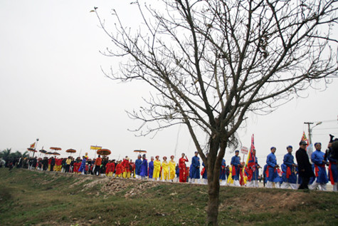 Tham dự Lễ hội Gióng là cơ hội để người tham dự được chứng kiến một hệ thống lễ thức với các thao tác thuần thục, uy nghi, mang tính nghệ thuật và biểu tượng cao nhằm tái hiện mối quan hệ nhiều chiều giữa làng và nước, giữa cá nhân và cộng đồng, giữa quá khứ và hiện tại, giữa thực và ảo, giữa thiêng liêng và trần tục (Ảnh: Internet).