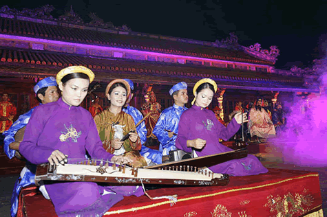 Nói đến Nhã nhạc Việt Nam là nói đến kỹ thuật biểu diễn khí nhạc, trong đó mỗi nhạc cụ đều áp dụng một mức độ kỹ thuật điêu luyện nhất định. Chẳng hạn đối với các nhạc cụ dây, các kỹ thuật như rung, vỗ, vuốt, nhấn, vê được áp dụng như là những nguyên tắc để tạo nên vẻ đẹp của giai diệu và bản sắc văn hóa trong âm nhạc (Ảnh: Internet). Nói đến Nhã nhạc Việt Nam là nói đến kỹ thuật biểu diễn khí nhạc, trong đó mỗi nhạc cụ đều áp dụng một mức độ kỹ thuật điêu luyện nhất định. Chẳng hạn đối với các nhạc cụ dây, các kỹ thuật như rung, vỗ, vuốt, nhấn, vê được áp dụng như là những nguyên tắc để tạo nên vẻ đẹp của giai diệu và bản sắc văn hóa trong âm nhạc (Ảnh: Internet).