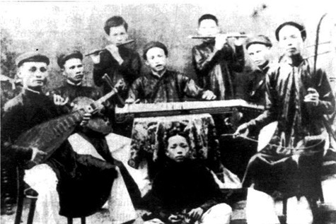 Với vai trò là một thành tố của cuộc lễ, Nhã nhạc là loại nhạc không tồn tại độc lập mà gắn bó với quy trình của nghi lễ. Điều này đòi hỏi nhạc công phải bám theo từng tiết lễ để cử nhạc nhằm tạo ra sự hài hoà về âm thanh. Mặt khác, các bài bản Nhã nhạc luôn là những bản hợp tấu nhiều nhạc cụ, có lúc có cả sự tham gia của múa và hát. Do đó, nó đòi hỏi tối đa sự phối hợp của hàng trăm nhạc công, ca công và diễn viên tham gia diễn tấu trong cuộc lễ (Ảnh: Internet). Với vai trò là một thành tố của cuộc lễ, Nhã nhạc là loại nhạc không tồn tại độc lập mà gắn bó với quy trình của nghi lễ. Điều này đòi hỏi nhạc công phải bám theo từng tiết lễ để cử nhạc nhằm tạo ra sự hài hoà về âm thanh. Mặt khác, các bài bản Nhã nhạc luôn là những bản hợp tấu nhiều nhạc cụ, có lúc có cả sự tham gia của múa và hát. Do đó, nó đòi hỏi tối đa sự phối hợp của hàng trăm nhạc công, ca công và diễn viên tham gia diễn tấu trong cuộc lễ (Ảnh: Internet).