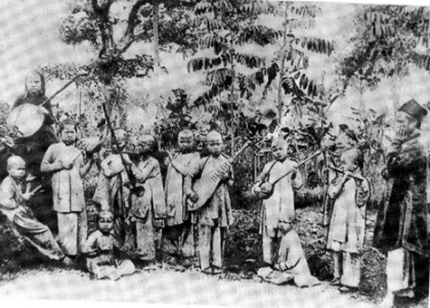 Âm nhạc cung đình Việt Nam có nguồn gốc lâu đời trong nền văn hoá, lịch sử của dân tộc. Sau thời kỳ Bắc thuộc kéo dài hơn 1000 năm, vào đầu thế kỷ X, Việt Nam bước vào kỷ nguyên độc lập với sự thiết lập nhà nước quân chủ, sự hình thành giai cấp quý tộc, từ đó dẫn đến sự hình thành và phát triển một hình thức sinh hoạt âm nhạc riêng phục vụ cho lễ nghi của triều đình và nhu cầu sinh hoạt của tầng lớp quý tộc. Từ thời nhà Lý (1010- 1225), triều đình đã cho thành lập một tổ chức ca múa nhạc cung đình với quy mô lên đến hơn 100 người (Ảnh: Internet). Âm nhạc cung đình Việt Nam có nguồn gốc lâu đời trong nền văn hoá, lịch sử của dân tộc. Sau thời kỳ Bắc thuộc kéo dài hơn 1000 năm, vào đầu thế kỷ X, Việt Nam bước vào kỷ nguyên độc lập với sự thiết lập nhà nước quân chủ, sự hình thành giai cấp quý tộc, từ đó dẫn đến sự hình thành và phát triển một hình thức sinh hoạt âm nhạc riêng phục vụ cho lễ nghi của triều đình và nhu cầu sinh hoạt của tầng lớp quý tộc. Từ thời nhà Lý (1010- 1225), triều đình đã cho thành lập một tổ chức ca múa nhạc cung đình với quy mô lên đến hơn 100 người (Ảnh: Internet).