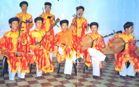 Với việc áp dụng các loại hơi nhạc của Huế, Nhã nhạc thể hiện rõ bản sắc văn hóa Huế, đặc biệt là văn hóa cung đình. Tính ưu việt của Nhã nhạc còn được thể hiện ở chỗ nó đã gây ảnh hưởng không nhỏ đến nhiều loại hình âm nhạc khác trong vùng như Ca Huế, nhạc Tuồng, nhạc múa cung dình. Và, vượt ra khỏi vùng đất khai sinh ra nó, Nhã nhạc đã lan toả vào miền Nam để khai sinh ra những hình thức nghệ thuật biểu diễn mới, đó là loại hình đờn ca tài tử (một loại nhạc thính phòng) và hình thức sân khấu Cải lương vốn rất phổ biến trên toàn quốc trong mấy thập kỷ qua (Ảnh: Internet). Với việc áp dụng các loại hơi nhạc của Huế, Nhã nhạc thể hiện rõ bản sắc văn hóa Huế, đặc biệt là văn hóa cung đình. Tính ưu việt của Nhã nhạc còn được thể hiện ở chỗ nó đã gây ảnh hưởng không nhỏ đến nhiều loại hình âm nhạc khác trong vùng như Ca Huế, nhạc Tuồng, nhạc múa cung dình. Và, vượt ra khỏi vùng đất khai sinh ra nó, Nhã nhạc đã lan toả vào miền Nam để khai sinh ra những hình thức nghệ thuật biểu diễn mới, đó là loại hình đờn ca tài tử (một loại nhạc thính phòng) và hình thức sân khấu Cải lương vốn rất phổ biến trên toàn quốc trong mấy thập kỷ qua (Ảnh: Internet).