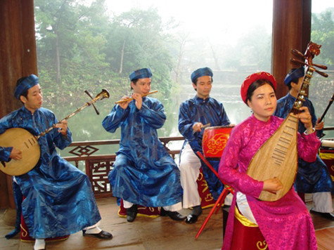 Các dàn nhạc cung đình Việt Nam thường có quy mô lớn và được cơ cấu rất chặt chẽ, trong đó, vai trò của bộ gõ, đặc biệt là nhạc cụ trống (trống Trung, trống Chiến đối với đại nhạc và trống Bảng đối với Tiểu nhạc) rất quan trọng. Trống là nhạc cụ chủ chốt, giữ chức năng là người dẫn đường cho toàn dàn nhạc. Bằng những mô hình tiết tấu có quy ước (gọi là các câu thủ, câu vỹ), trống báo hiệu cho các nhạc công trong dàn nhạc lúc nào thì bắt đầu cử nhạc, đánh những bài bản gì và lúc nào thì kết thúc bản nhạc. Vì thế, trống được xem như người chỉ huy đối với các dàn nhạc cung đình (Ảnh: Internet). Các dàn nhạc cung đình Việt Nam thường có quy mô lớn và được cơ cấu rất chặt chẽ, trong đó, vai trò của bộ gõ, đặc biệt là nhạc cụ trống (trống Trung, trống Chiến đối với đại nhạc và trống Bảng đối với Tiểu nhạc) rất quan trọng. Trống là nhạc cụ chủ chốt, giữ chức năng là người dẫn đường cho toàn dàn nhạc. Bằng những mô hình tiết tấu có quy ước (gọi là các câu thủ, câu vỹ), trống báo hiệu cho các nhạc công trong dàn nhạc lúc nào thì bắt đầu cử nhạc, đánh những bài bản gì và lúc nào thì kết thúc bản nhạc. Vì thế, trống được xem như người chỉ huy đối với các dàn nhạc cung đình (Ảnh: Internet).