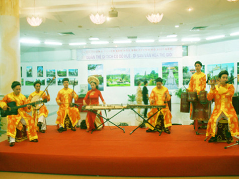 Nhã nhạc (Âm nhạc cung đình) là loại hình âm nhạc chính thống, được xem là quốc nhạc, sử dụng trong các cuộc tế, lễ của triều đình. Các triều đại quân chủ Việt Nam hết sức coi trọng, phát triển Nhã nhạc, và loại hình âm nhạc này trở thành một biểu tượng cho vương quyền về sự trường tồn, hưng thịnh của triều đại. Các quy định về quy mô dàn nhạc, cách thức diễn xướng, nội dung bài bản...của Nhã nhạc đều rất chặt chẽ, phản ánh tính quy củ qua các định chế thẩm mỹ rất cao, có khả năng phản ánh tư tưởng, quan niệm triết lý của chế độ quân chủ đương thời (Ảnh: Internet). Nhã nhạc (Âm nhạc cung đình) là loại hình âm nhạc chính thống, được xem là quốc nhạc, sử dụng trong các cuộc tế, lễ của triều đình. Các triều đại quân chủ Việt Nam hết sức coi trọng, phát triển Nhã nhạc, và loại hình âm nhạc này trở thành một biểu tượng cho vương quyền về sự trường tồn, hưng thịnh của triều đại. Các quy định về quy mô dàn nhạc, cách thức diễn xướng, nội dung bài bản...của Nhã nhạc đều rất chặt chẽ, phản ánh tính quy củ qua các định chế thẩm mỹ rất cao, có khả năng phản ánh tư tưởng, quan niệm triết lý của chế độ quân chủ đương thời (Ảnh: Internet).