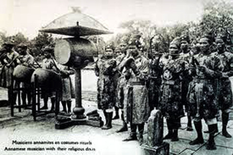 Nhã nhạc được coi là một kiệt tác sáng tạo. Trong khi các thể loại âm nhạc khác ở Việt Nam đều là sáng tạo của địa phương thì Nhã nhạc là loại hình duy nhất mang tính chất quốc gia. Nhã nhạc từng là quốc nhạc của triều đình quân chủ, được sự quan tâm, chăm sóc đặc biệt của triều đình nên nó mang những giá trị nổi bật về mặt lịch sử và nghệ thuật (Ảnh: Internet). Nhã nhạc được coi là một kiệt tác sáng tạo. Trong khi các thể loại âm nhạc khác ở Việt Nam đều là sáng tạo của địa phương thì Nhã nhạc là loại hình duy nhất mang tính chất quốc gia. Nhã nhạc từng là quốc nhạc của triều đình quân chủ, được sự quan tâm, chăm sóc đặc biệt của triều đình nên nó mang những giá trị nổi bật về mặt lịch sử và nghệ thuật (Ảnh: Internet).