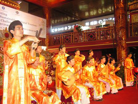 Với chức năng phục vụ các nghi lễ của triều đình và là phương tiện giao tiếp với thế giới thần linh, Nhã nhạc mang tính triết lý cao. Nó thể hiện những quan niệm về vũ trụ và nhân sinh của người Việt Nam nói riêng và phương Đông nói chung, chẳng hạn quan niệm về một thế giới siêu hình, ở đó Trời Đất, các thần linh và tổ tiên ngự trị; trong văn hoá của người Việt cổ; tư tưởng Tôn quân... Những quan niệm trên được biểu lộ rất rõ trong kết cấu các biên chế dàn nhạc, trong các động tác múa cũng như trong nội dung các bài bản âm nhạc. Là loại hình âm nhạc nghi lễ, Nhã nhạc có tính trang trọng, hoành tráng, phù hợp với các cuộc lễ long trọng của triều đình (Ảnh: Internet). Với chức năng phục vụ các nghi lễ của triều đình và là phương tiện giao tiếp với thế giới thần linh, Nhã nhạc mang tính triết lý cao. Nó thể hiện những quan niệm về vũ trụ và nhân sinh của người Việt Nam nói riêng và phương Đông nói chung, chẳng hạn quan niệm về một thế giới siêu hình, ở đó Trời Đất, các thần linh và tổ tiên ngự trị; trong văn hoá của người Việt cổ; tư tưởng Tôn quân... Những quan niệm trên được biểu lộ rất rõ trong kết cấu các biên chế dàn nhạc, trong các động tác múa cũng như trong nội dung các bài bản âm nhạc. Là loại hình âm nhạc nghi lễ, Nhã nhạc có tính trang trọng, hoành tráng, phù hợp với các cuộc lễ long trọng của triều đình (Ảnh: Internet).