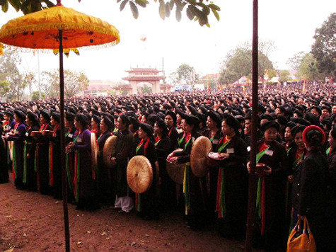 Ngày 30/9/2009, tại kỳ họp lần thứ 4 của Ủy ban liên chính phủ Công ước UNESCO Bảo vệ di sản văn hóa phi vật thể (từ ngày 28/9 tới ngày 2/10/2009), quan họ đã được công nhận là Di sản Văn hóa phi vật thể đại diện của nhân loại (Ảnh: Internet). Ngày 30/9/2009, tại kỳ họp lần thứ 4 của Ủy ban liên chính phủ Công ước UNESCO Bảo vệ di sản văn hóa phi vật thể (từ ngày 28/9 tới ngày 2/10/2009), quan họ đã được công nhận là Di sản Văn hóa phi vật thể đại diện của nhân loại (Ảnh: Internet).