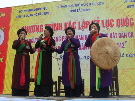 Trang phục liền chị thường được gọi là "áo mớ ba mớ bảy", nghĩa là liền chị có thể mặc ba áo dài lồng vào nhau (mớ ba) hoặc bảy áo dài lồng vào nhau (mớ bảy). Tuy nhiên trong thực tế, các liền chị thường mặc áo mớ ba. Về cơ bản trang phục bao gồm các thành phần: trong cùng là một chiếc yếm có màu rực rỡ thường làm bằng lụa truội nhuộm. Yếm thường có hai loại là yếm cổ xẻ (dùng cho trung niên) và yếm cổ viền (dùng cho thanh nữ) (Ảnh: Phạm Hải). Trang phục liền chị thường được gọi là "áo mớ ba mớ bảy", nghĩa là liền chị có thể mặc ba áo dài lồng vào nhau (mớ ba) hoặc bảy áo dài lồng vào nhau (mớ bảy). Tuy nhiên trong thực tế, các liền chị thường mặc áo mớ ba. Về cơ bản trang phục bao gồm các thành phần: trong cùng là một chiếc yếm có màu rực rỡ thường làm bằng lụa truội nhuộm. Yếm thường có hai loại là yếm cổ xẻ (dùng cho trung niên) và yếm cổ viền (dùng cho thanh nữ) (Ảnh: Phạm Hải).