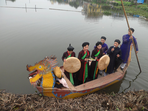 Ngày xưa, trai gái vùng Bắc Ninh có thể hát Quan họ quanh năm. Mỗi khi có dịp lễ là họ mời nhau đến hát. Cả đến khi không có việc gì, họ cũng rủ nhau đến một làng nào đó trong vùng để cùng nhau vui hát. Chỉ cốt là trước khi đến, họ bảo cho nhau biết trước để có thì giờ gọi người. Nhưng hát Quan họ đặc biệt thịnh hành vào mùa thu tháng 8 và nhất là vào tiết xuân trong ba tháng: giêng, hai, ba (Ảnh: Phạm Hải). Ngày xưa, trai gái vùng Bắc Ninh có thể hát Quan họ quanh năm. Mỗi khi có dịp lễ là họ mời nhau đến hát. Cả đến khi không có việc gì, họ cũng rủ nhau đến một làng nào đó trong vùng để cùng nhau vui hát. Chỉ cốt là trước khi đến, họ bảo cho nhau biết trước để có thì giờ gọi người. Nhưng hát Quan họ đặc biệt thịnh hành vào mùa thu tháng 8 và nhất là vào tiết xuân trong ba tháng: giêng, hai, ba (Ảnh: Phạm Hải).