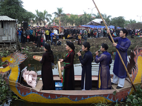 Dân ca quan họ (còn được gọi là dân ca quan họ Bắc Ninh, dân ca quan họ Bắc Giang hay dân ca quan họ Kinh Bắc) tập trung ở vùng văn hóa Kinh Bắc - tức Bắc Ninh và Bắc Giang ngày nay. Loại hình dân ca này chủ yếu phát triển mạnh ở vùng ven sông Cầu, một ranh giới tự nhiên của hai tỉnh. Theo các nhà nghiên cứu, tên gọi di sản này có thể thay đổi theo thời gian, do các chủ thể văn hóa tạo ra (Ảnh: Phạm Hải). Dân ca quan họ (còn được gọi là dân ca quan họ Bắc Ninh, dân ca quan họ Bắc Giang hay dân ca quan họ Kinh Bắc) tập trung ở vùng văn hóa Kinh Bắc - tức Bắc Ninh và Bắc Giang ngày nay. Loại hình dân ca này chủ yếu phát triển mạnh ở vùng ven sông Cầu, một ranh giới tự nhiên của hai tỉnh. Theo các nhà nghiên cứu, tên gọi di sản này có thể thay đổi theo thời gian, do các chủ thể văn hóa tạo ra (Ảnh: Phạm Hải).