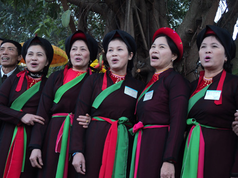 Trang phục liền chị thường được gọi là "áo mớ ba mớ bảy", nghĩa là liền chị có thể mặc ba áo dài lồng vào nhau (mớ ba) hoặc bảy áo dài lồng vào nhau (mớ bảy). Tuy nhiên trong thực tế, các liền chị thường mặc áo mớ ba. Về cơ bản trang phục bao gồm các thành phần: trong cùng là một chiếc yếm có màu rực rỡ thường làm bằng lụa truội nhuộm. Yếm thường có hai loại là yếm cổ xẻ (dùng cho trung niên) và yếm cổ viền (dùng cho thanh nữ) (Ảnh: Phạm Hải). Trang phục liền chị thường được gọi là "áo mớ ba mớ bảy", nghĩa là liền chị có thể mặc ba áo dài lồng vào nhau (mớ ba) hoặc bảy áo dài lồng vào nhau (mớ bảy). Tuy nhiên trong thực tế, các liền chị thường mặc áo mớ ba. Về cơ bản trang phục bao gồm các thành phần: trong cùng là một chiếc yếm có màu rực rỡ thường làm bằng lụa truội nhuộm. Yếm thường có hai loại là yếm cổ xẻ (dùng cho trung niên) và yếm cổ viền (dùng cho thanh nữ) (Ảnh: Phạm Hải).