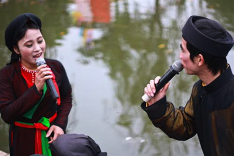 Tính chất trữ tình của các điệu hát ấy có thể chia thành nhiều loại. Loại bài có tính chất nhẹ nhàng, chân thật vui tươi, cởi mở, hoạt bát, thoải mái. Có loại bài có tính chất bày tỏ, tin tưởng, lạc quan, yêu đời, trìu mến. Có loại bài tình tứ, duyên dáng, thắm thiết, say sưa. Có loại mang tính chất vui tươi nửa trào phúng, nửa tình tứ một cách ý nhị. Có loại đượm nỗi nhớ nhung, trách móc (Ảnh: Internet). Tính chất trữ tình của các điệu hát ấy có thể chia thành nhiều loại. Loại bài có tính chất nhẹ nhàng, chân thật vui tươi, cởi mở, hoạt bát, thoải mái. Có loại bài có tính chất bày tỏ, tin tưởng, lạc quan, yêu đời, trìu mến. Có loại bài tình tứ, duyên dáng, thắm thiết, say sưa. Có loại mang tính chất vui tươi nửa trào phúng, nửa tình tứ một cách ý nhị. Có loại đượm nỗi nhớ nhung, trách móc (Ảnh: Internet).