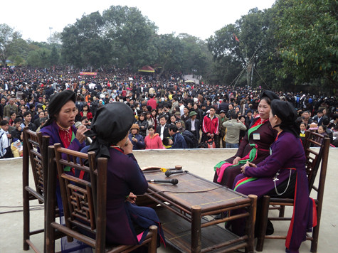 Văn thể của hát Quan họ tuy là lối lục bát, nhưng khi hát, vì những chỗ lên bổng xuống trầm, vì những nhu cầu của sự chuyển giọng, chuyển lời nên loại dân ca này có mang vài đặc tính là bài hát bao giờ cũng có thêm vào nhiều tiếng không có trong nguyên văn (Ảnh: Phạm Hải). Văn thể của hát Quan họ tuy là lối lục bát, nhưng khi hát, vì những chỗ lên bổng xuống trầm, vì những nhu cầu của sự chuyển giọng, chuyển lời nên loại dân ca này có mang vài đặc tính là bài hát bao giờ cũng có thêm vào nhiều tiếng không có trong nguyên văn (Ảnh: Phạm Hải).