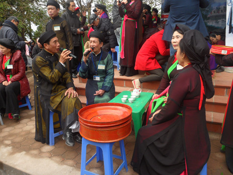 Trang phục quan họ bao gồm trang phục của các liền anh và trang phục của các liền chị. Trong các lễ hội quan họ có cả những cuộc thi trang phục quan họ. Liền anh mặc áo dài 5 thân, cổ đứng, có lá sen, viền tà, gấu to, dài tới quá đầu gối. Thường bên trong mặc một hoặc hai áo cánh, sau đó đến hai áo dài. Riêng áo dài bên ngoài thường màu đen, chất liệu là lương, the, hoặc đối với người khá giả hơn thì áo ngoài may bằng đoạn mầu đen, cũng có người áo dài phủ ngoài may hai lần với một lần ngoài bằng lương hoặc the, đoạn, lần trong bằng lụa mỏng màu xanh cốm, xanh lá mạ non, màu vàng chanh...gọi là áo kép (Ảnh: Phạm Hải). Trang phục quan họ bao gồm trang phục của các liền anh và trang phục của các liền chị. Trong các lễ hội quan họ có cả những cuộc thi trang phục quan họ. Liền anh mặc áo dài 5 thân, cổ đứng, có lá sen, viền tà, gấu to, dài tới quá đầu gối. Thường bên trong mặc một hoặc hai áo cánh, sau đó đến hai áo dài. Riêng áo dài bên ngoài thường màu đen, chất liệu là lương, the, hoặc đối với người khá giả hơn thì áo ngoài may bằng đoạn mầu đen, cũng có người áo dài phủ ngoài may hai lần với một lần ngoài bằng lương hoặc the, đoạn, lần trong bằng lụa mỏng màu xanh cốm, xanh lá mạ non, màu vàng chanh...gọi là áo kép (Ảnh: Phạm Hải).