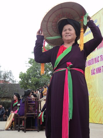 Trang phục liền chị thường được gọi là "áo mớ ba mớ bảy", nghĩa là liền chị có thể mặc ba áo dài lồng vào nhau (mớ ba) hoặc bảy áo dài lồng vào nhau (mớ bảy). Tuy nhiên trong thực tế, các liền chị thường mặc áo mớ ba. Về cơ bản trang phục bao gồm các thành phần: trong cùng là một chiếc yếm có màu rực rỡ thường làm bằng lụa truội nhuộm. Yếm thường có hai loại là yếm cổ xẻ (dùng cho trung niên) và yếm cổ viền (dùng cho thanh nữ) (Ảnh: Phạm Hải). Trang phục liền chị thường được gọi là "áo mớ ba mớ bảy", nghĩa là liền chị có thể mặc ba áo dài lồng vào nhau (mớ ba) hoặc bảy áo dài lồng vào nhau (mớ bảy). Tuy nhiên trong thực tế, các liền chị thường mặc áo mớ ba. Về cơ bản trang phục bao gồm các thành phần: trong cùng là một chiếc yếm có màu rực rỡ thường làm bằng lụa truội nhuộm. Yếm thường có hai loại là yếm cổ xẻ (dùng cho trung niên) và yếm cổ viền (dùng cho thanh nữ) (Ảnh: Phạm Hải).