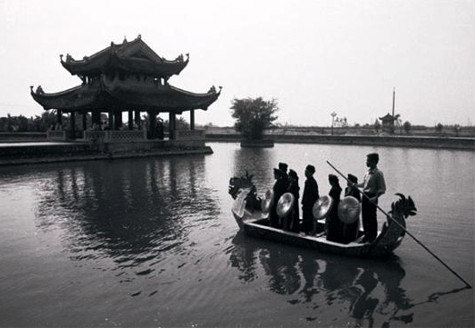 Cũng như hầu hết các loại dân ca trữ tình ở Việt Nam, hát Quan họ vay mượn nhiều ở phong dao. Hầu hết các bài Quan họ đều theo thể lục bát hay lục bát biến thể. Đó là những bài tình ca do nam nữ thanh niên Bắc Ninh hát lên để ca tụng tình yêu, nói lên những oán trách, hờn ghen và giận tủi về yêu đương hoặc biểu lộ những tâm tình sôi sục về yêu đương (Ảnh: Internet). Cũng như hầu hết các loại dân ca trữ tình ở Việt Nam, hát Quan họ vay mượn nhiều ở phong dao. Hầu hết các bài Quan họ đều theo thể lục bát hay lục bát biến thể. Đó là những bài tình ca do nam nữ thanh niên Bắc Ninh hát lên để ca tụng tình yêu, nói lên những oán trách, hờn ghen và giận tủi về yêu đương hoặc biểu lộ những tâm tình sôi sục về yêu đương (Ảnh: Internet).